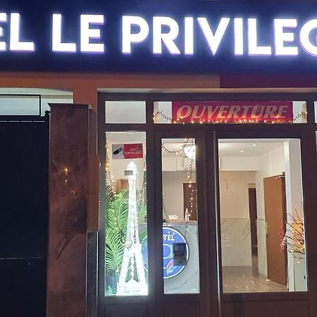 Hotel Le Privilege Ла-Курнёв Экстерьер фото
